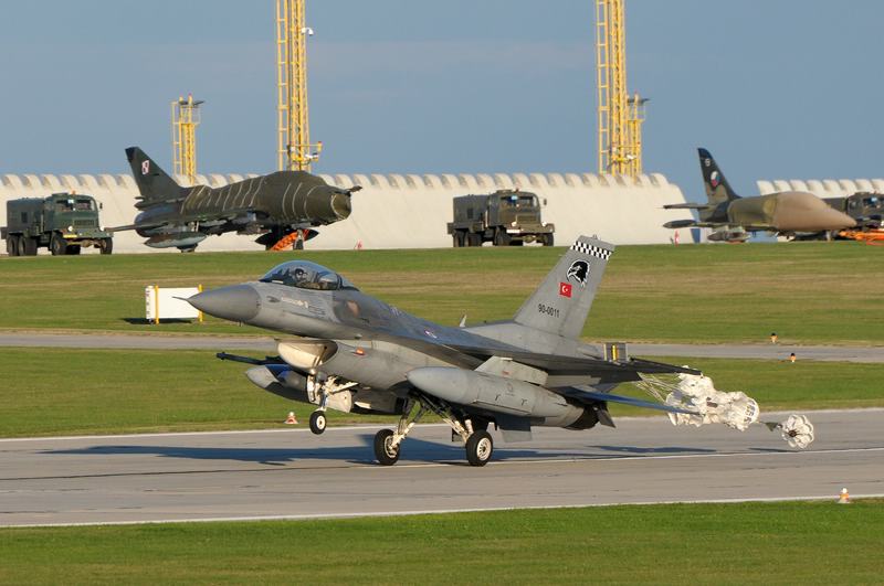 comp_RARO 13_15.jpg - The Turkish Air Force F-16C-40-CF from 161 Filo the Yarasa (Bat) squadron based at Bandirma is releasing the chute at Náměšt’. The squadron's crest was changed from a bat to an eagles head